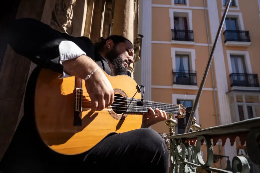 Flamenco On Fire closes by resuming its street pulse with recitals from the balconies