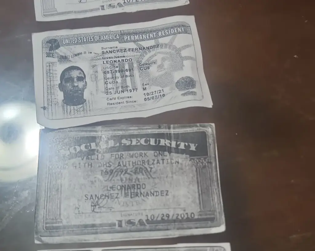 Residence card of Cuban Leonardo Sánchez.
