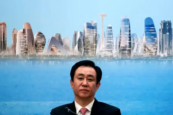 China condena a cadena perpetua al fundador del gigante inmobiliario Evergrande