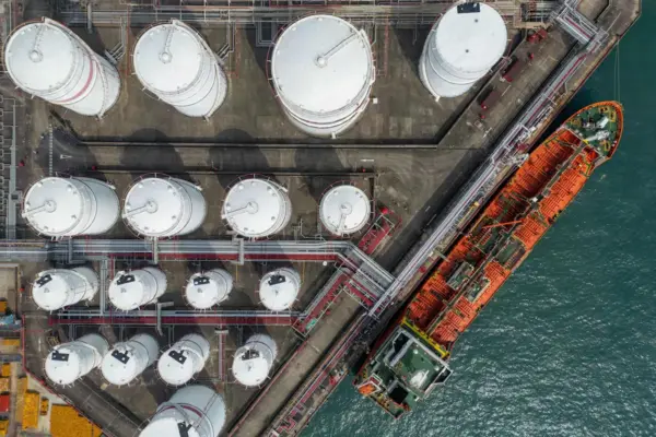 The blockade of Hormuz accelerates the depletion of global oil supplies