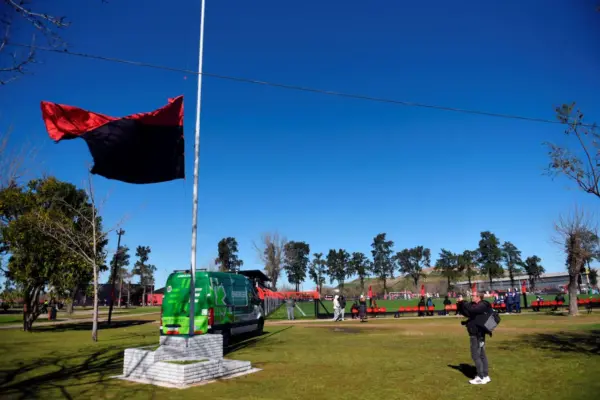 Brazalete negro y minuto de silencio en el fútbol argentino por la muerte de Jorge Messi
