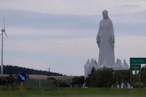 La estatua de la Virgen María más alta de Europa se encuentra en Polonia y mide alrededor de 55 metros