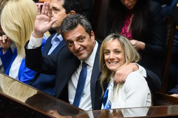 A trip to the Caribbean on a private plane complicates one of the Peronist leaders seeking to confront Milei