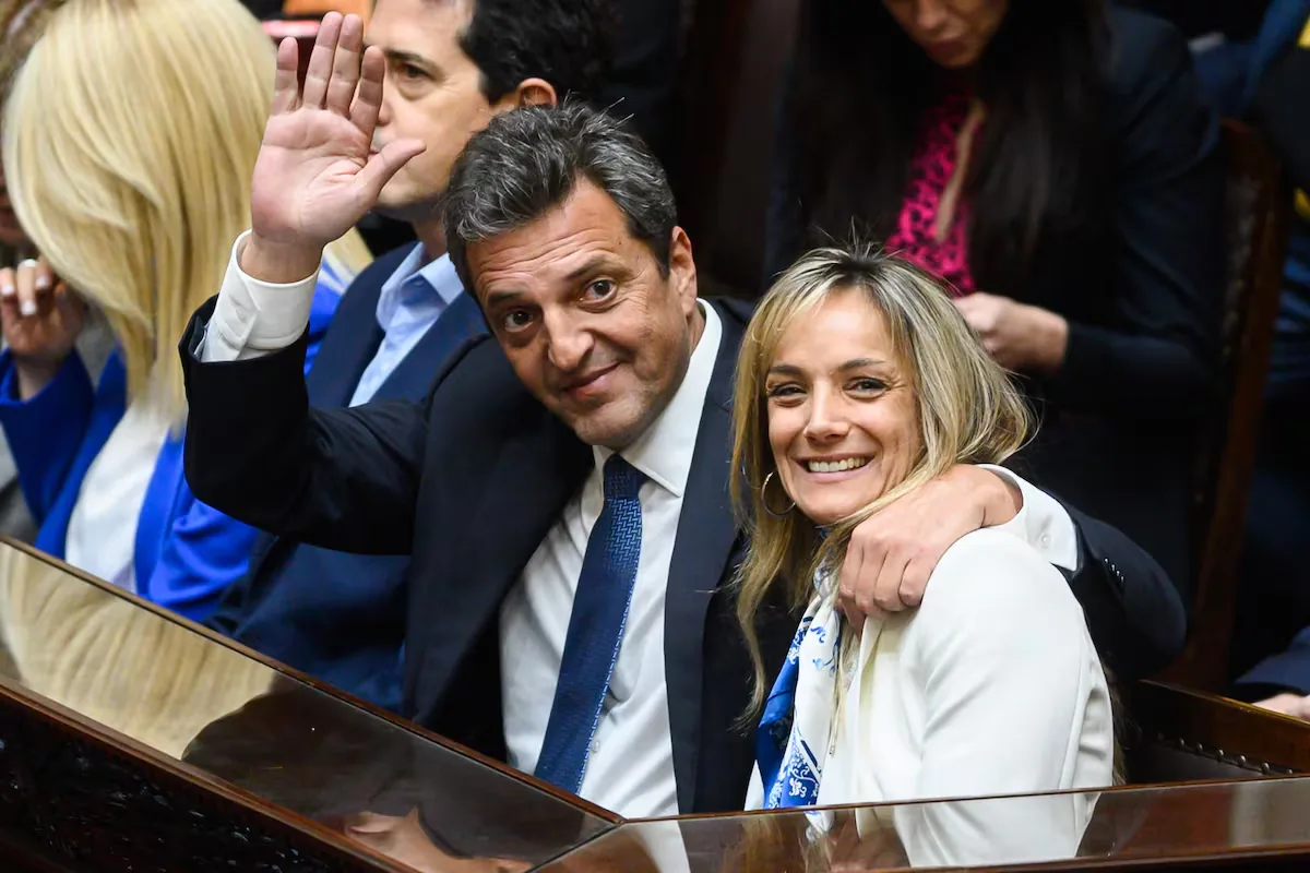 A trip to the Caribbean on a private plane complicates one of the Peronist leaders seeking to confront Milei