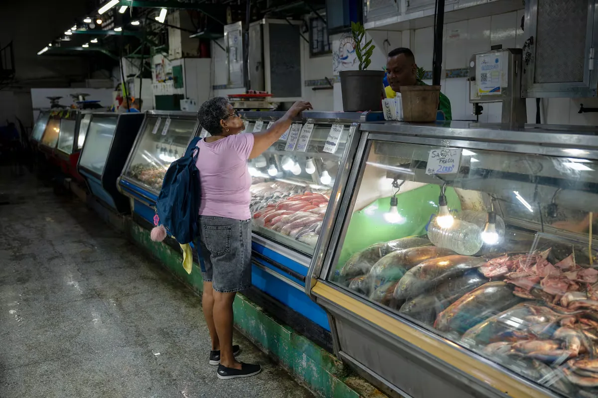 Two months after the earthquakes in Venezuela, La Guaira returns to work without tourism and amid the rubble