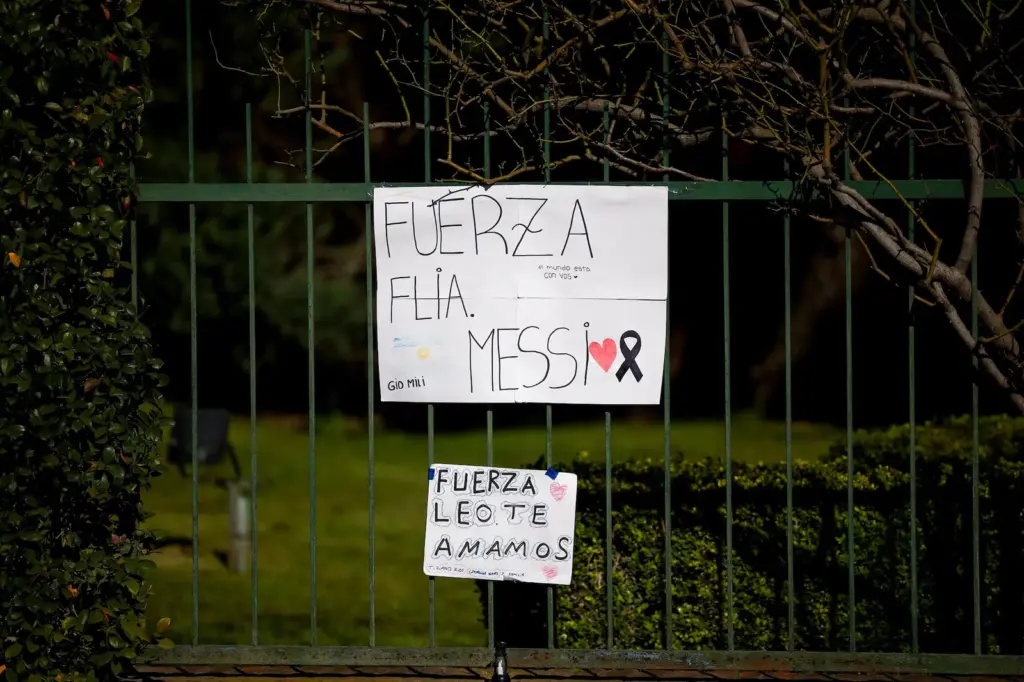 Messi despide a su padre en una ceremonia íntima y rodeado del aliento de los hinchas: “Fuerza, Leo”