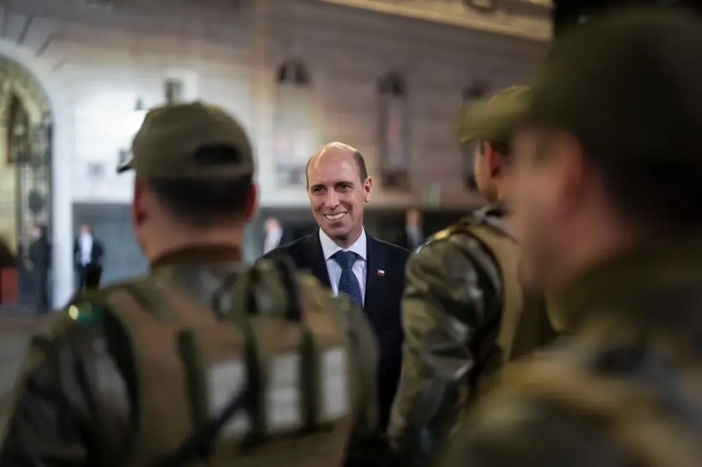 Security Minister Martín Arrau in an operation in front of the Municipality of Santiago, in Plaza de Armas, on August 6.