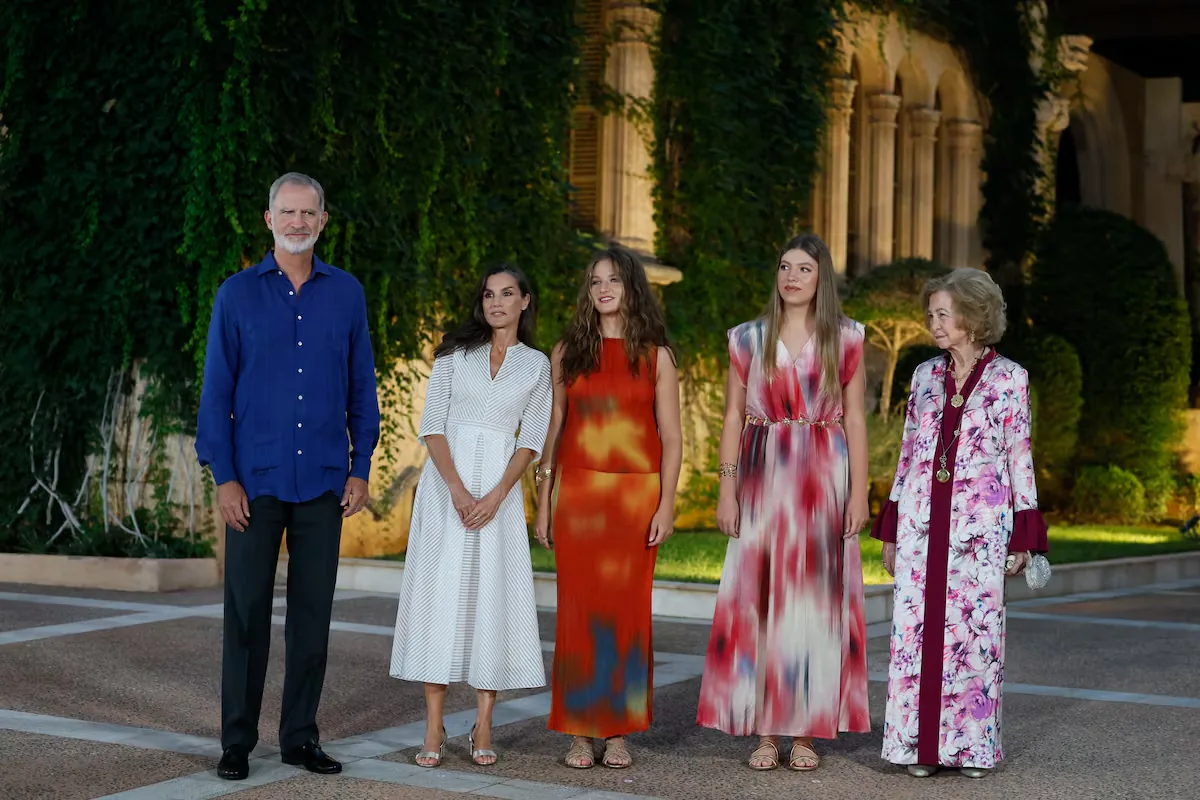 The entire Royal Family dresses in summer attire to welcome Balearic society in Marivent