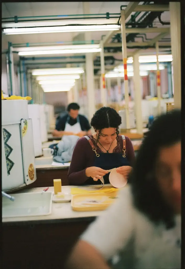Tragedy and rebirth of La Cartuja's dinnerware: "It is the first time I heard a businessman say he wanted to expand the workforce"