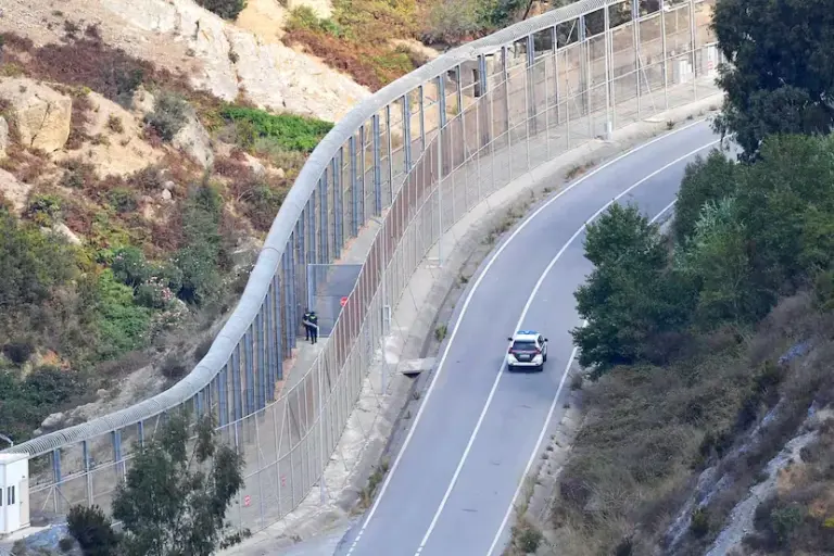 Morocco thwarts the attempt of hundreds of sub-Saharan migrants to reach Ceuta