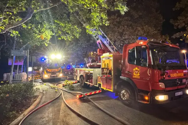 Eight neighbors suffer smoke inhalation in a house fire in Tres Cantos