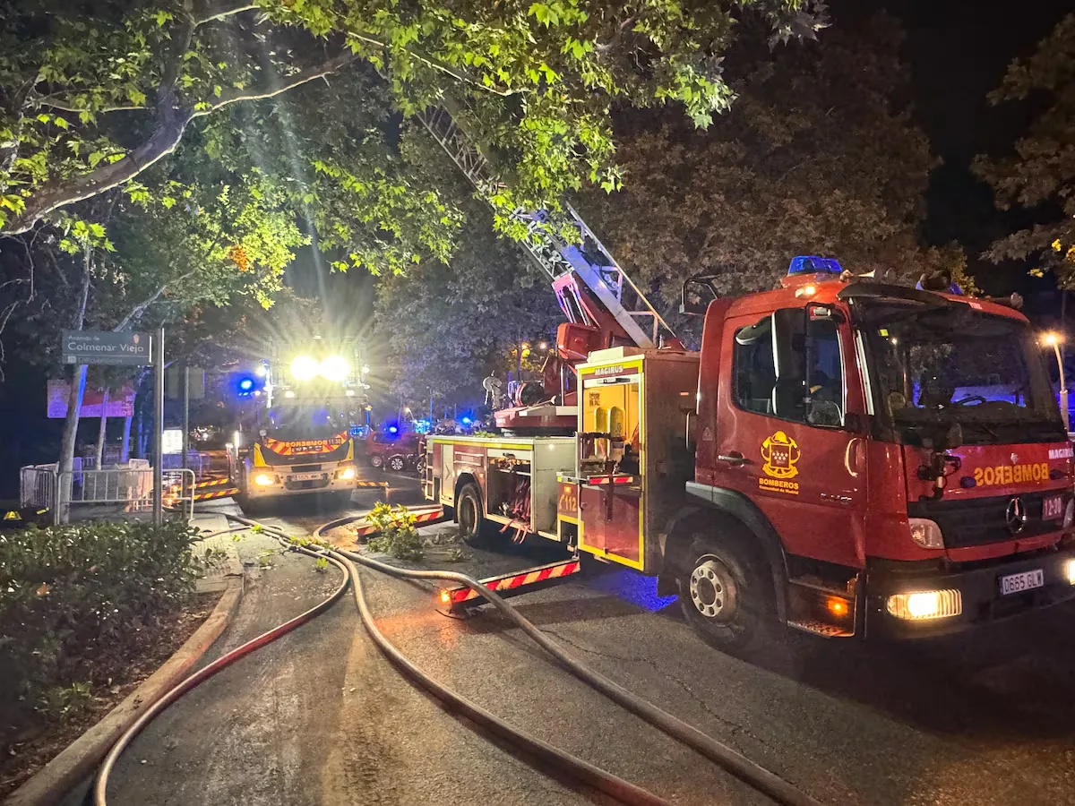 Eight neighbors suffer smoke inhalation in a house fire in Tres Cantos