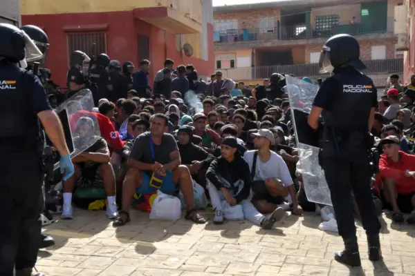 The police evacuate the camp set up next to the reception center in the Ceuta neighborhood of Loma Colmenar
