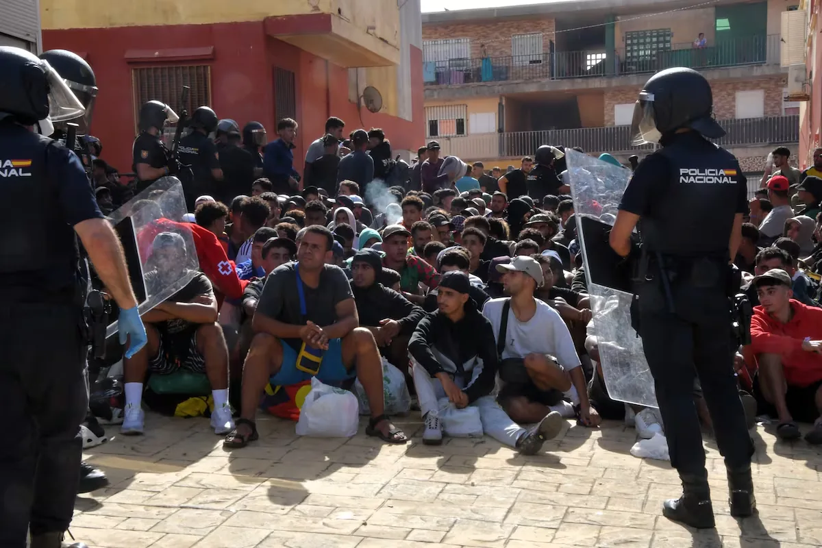 The police evacuate the camp set up next to the reception center in the Ceuta neighborhood of Loma Colmenar