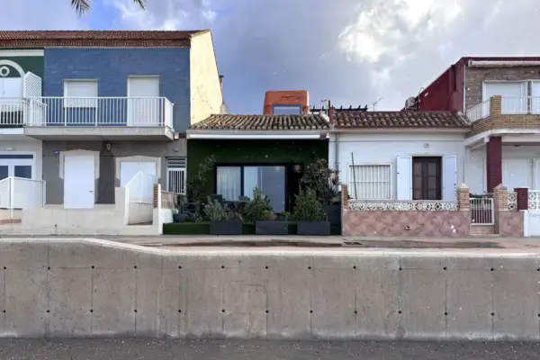 A shipping container turned into a home: story of the most special house in the Mar Menor