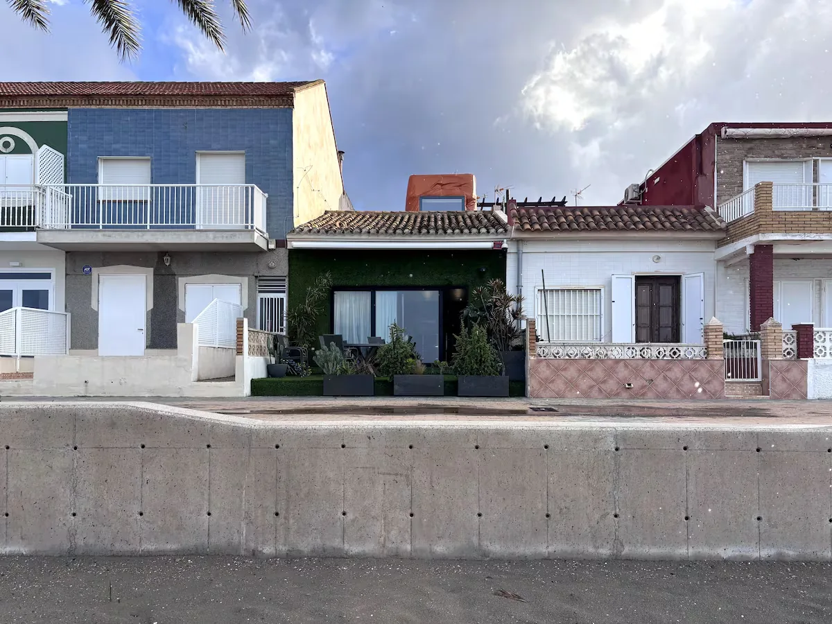 A shipping container turned into a home: story of the most special house in the Mar Menor