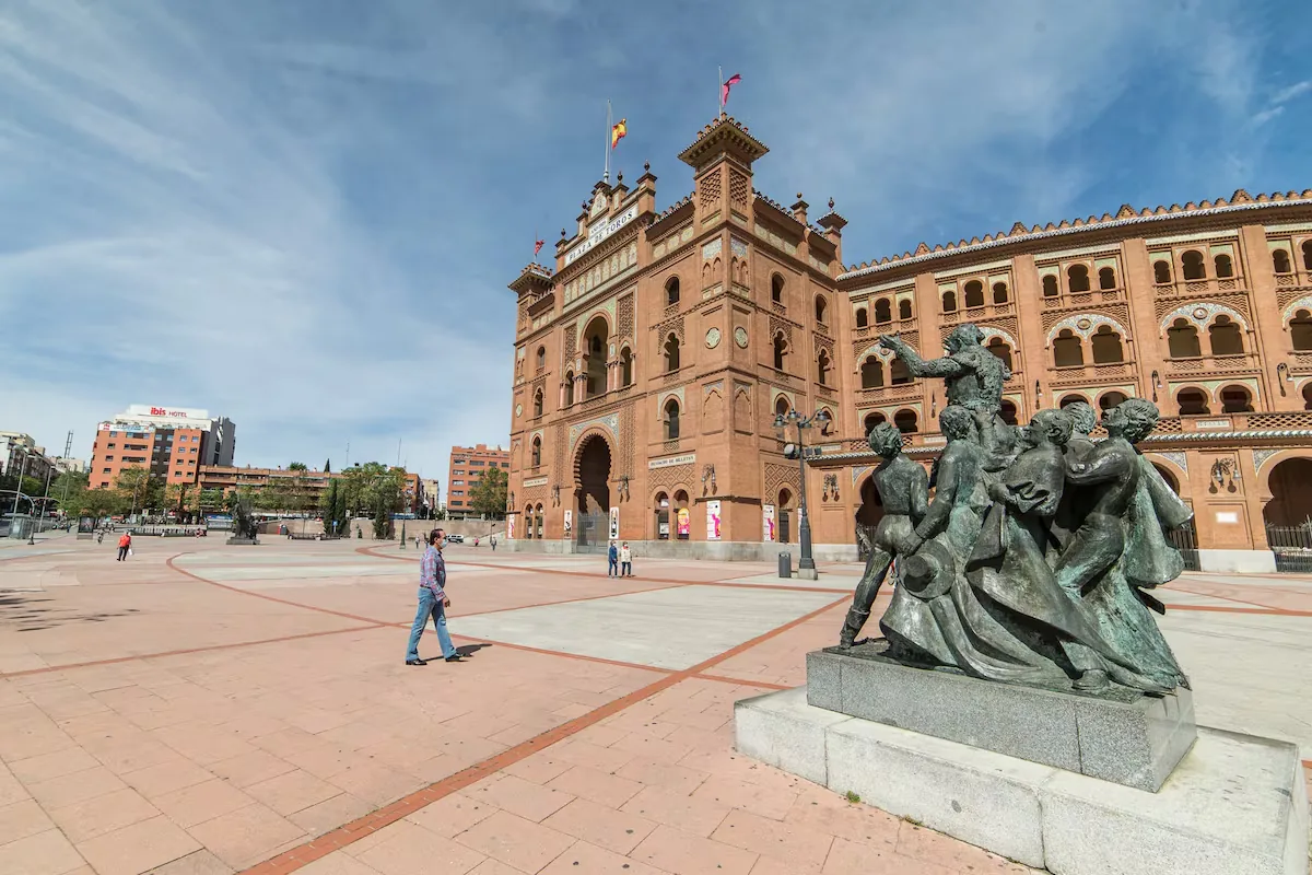 Summer in Las Ventas, clearance posters, the bluff of the season…