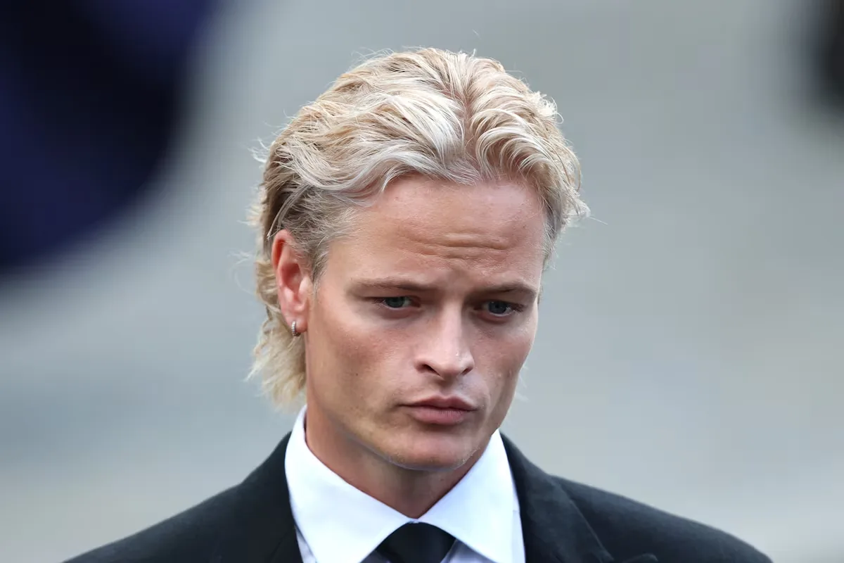 Marius Borg Høiby, in the background but a protagonist at the funeral of King Harald of Norway