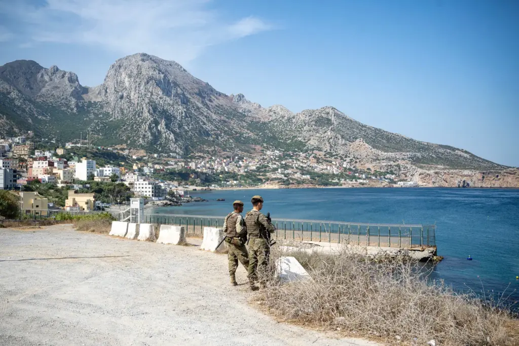 The PSOE studies a reform to fix the “legal vacuum” posed by the Supreme Court to return migrants who enter by swimming