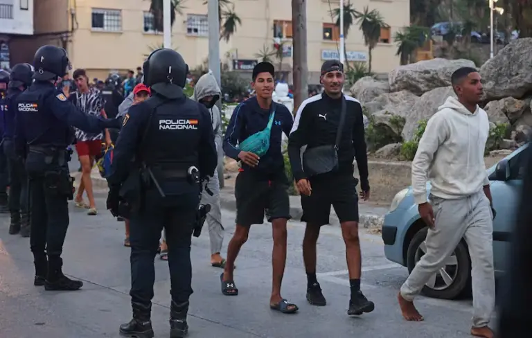 Tension and chaos in the transfer of migrants from Benítez beach to the port of Ceuta