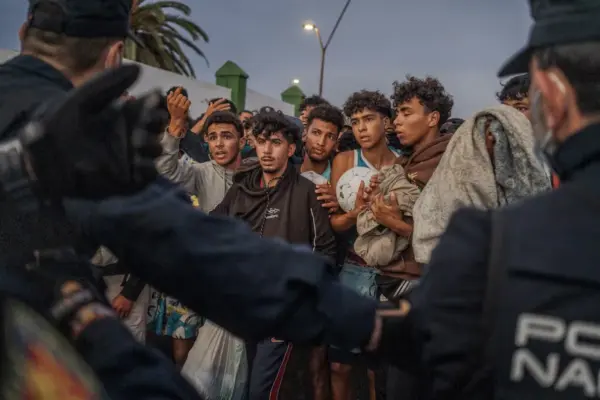 The Police transfer more than 800 migrants to a new facility: "Are they taking us to Morocco?