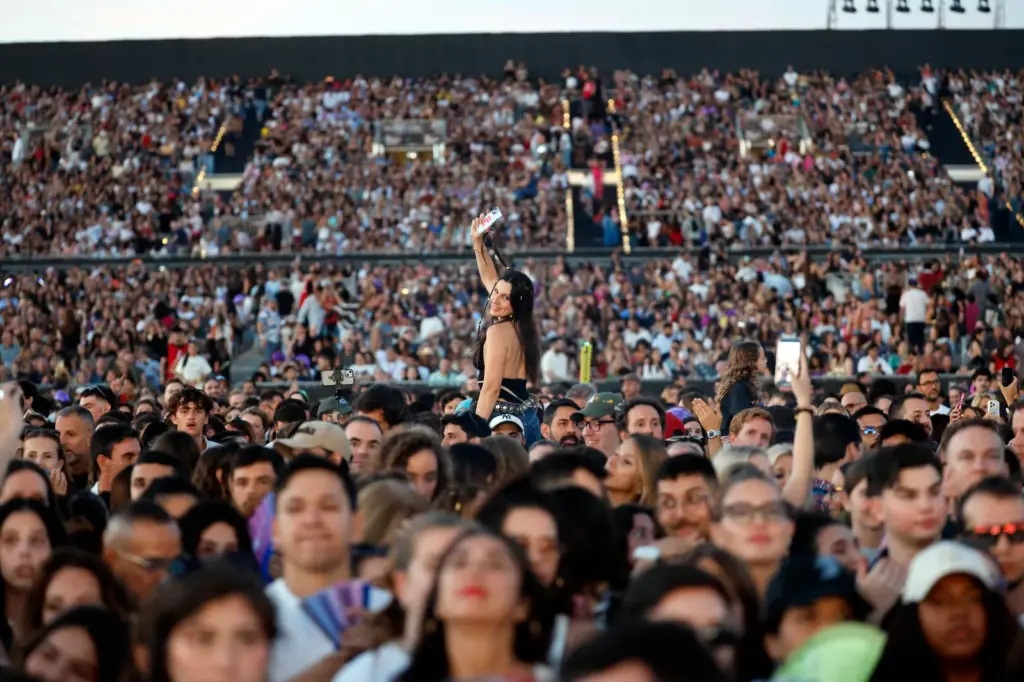 Shakira spreads joy in Madrid in a fun concert that lacked depth