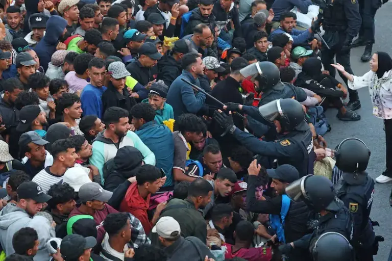 Tension and chaos in the transfer of migrants from Benítez beach to the port of Ceuta