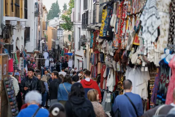 Traveling outside of peak season: prices, overcrowding, and weather change tourism