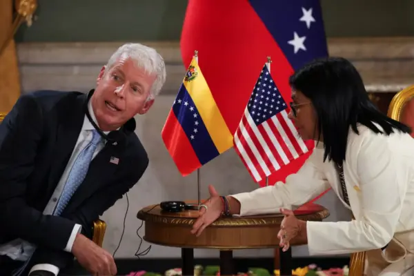The United States Secretary of Energy promotes new oil agreements in Caracas