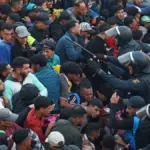Tension and chaos in the transfer of migrants from Benítez beach to the port of Ceuta