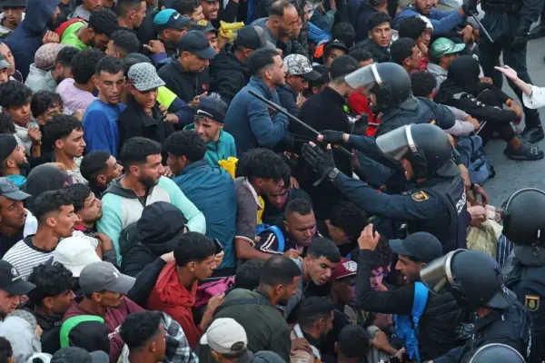 Tension and chaos in the transfer of migrants from Benítez beach to the port of Ceuta