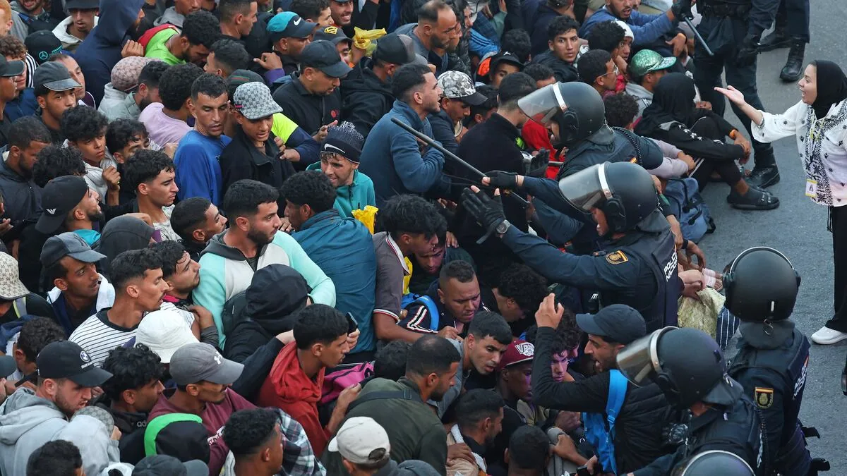 Tension and chaos in the transfer of migrants from Benítez beach to the port of Ceuta