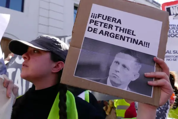 Gandalfs 1 - Peter Thiel 0: protestas para vigilar a los que vigilan
