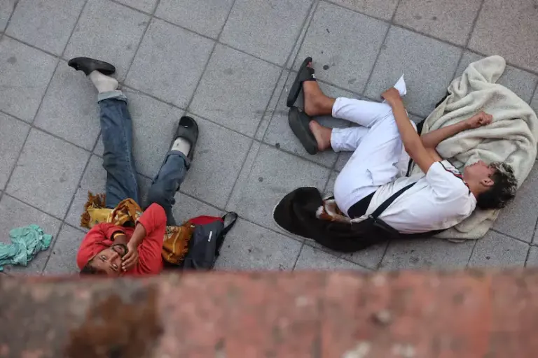Tension and chaos in the transfer of migrants from Benítez beach to the port of Ceuta