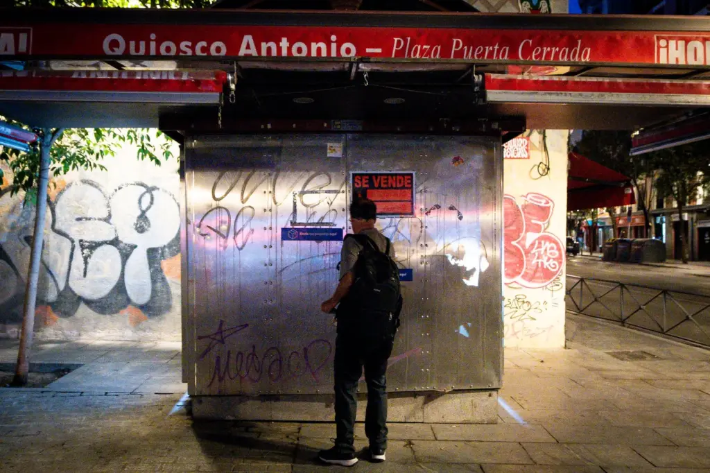 The final chapter of one of the neighborhood's last kiosks: Antonio retires and leaves the three-generation business in limbo