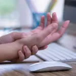 Goodbye to numbness and stiffness: the air compression and heat hand massager to use on the sofa
