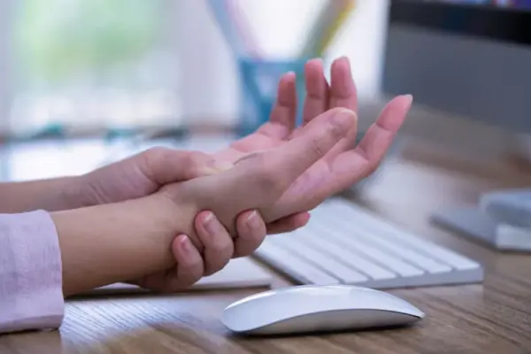 Goodbye to numbness and stiffness: the air compression and heat hand massager to use on the sofa
