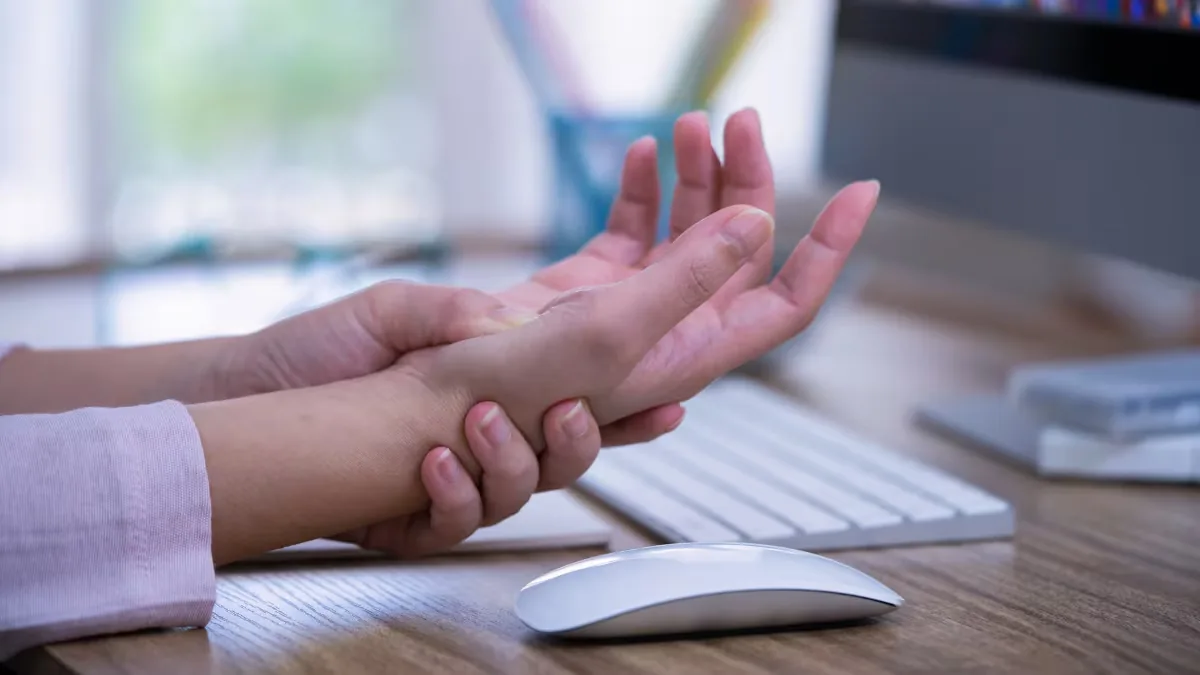 Goodbye to numbness and stiffness: the air compression and heat hand massager to use on the sofa
