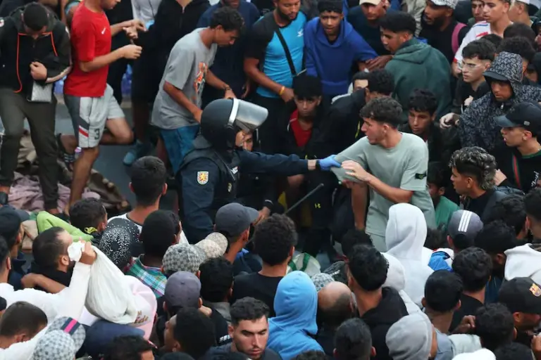 Tension and chaos in the transfer of migrants from Benítez beach to the port of Ceuta
