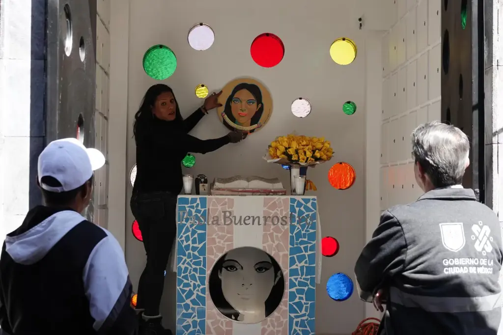 Kenya Cuevas, activist and defender of trans women's rights, accompanied by friends of Paola Buenrostro