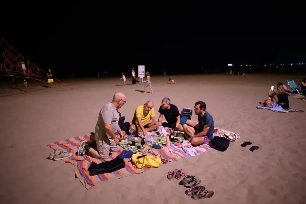 Dining outdoors: from popular custom to neighborhood protest against mass tourism and the privatization of public space