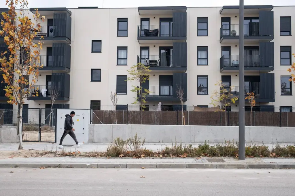 The Ayuso Government grants companies the exploitation until the next century of more than 500 public affordable rental homes