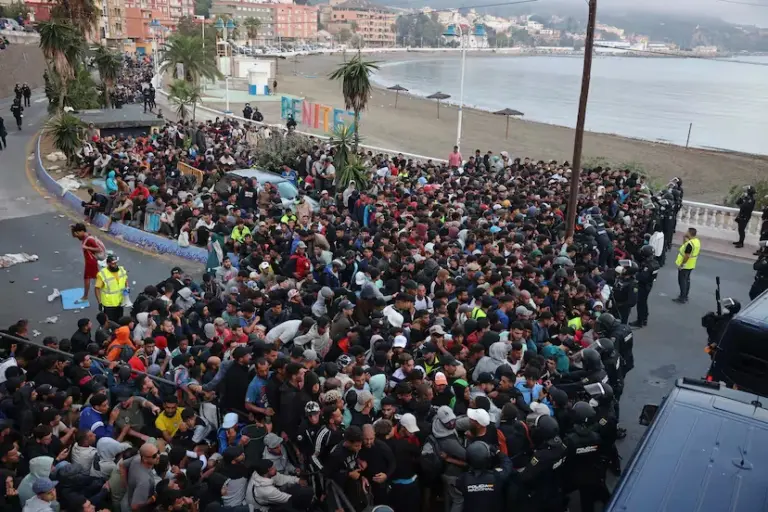 Tension and chaos in the transfer of migrants from Benítez beach to the port of Ceuta