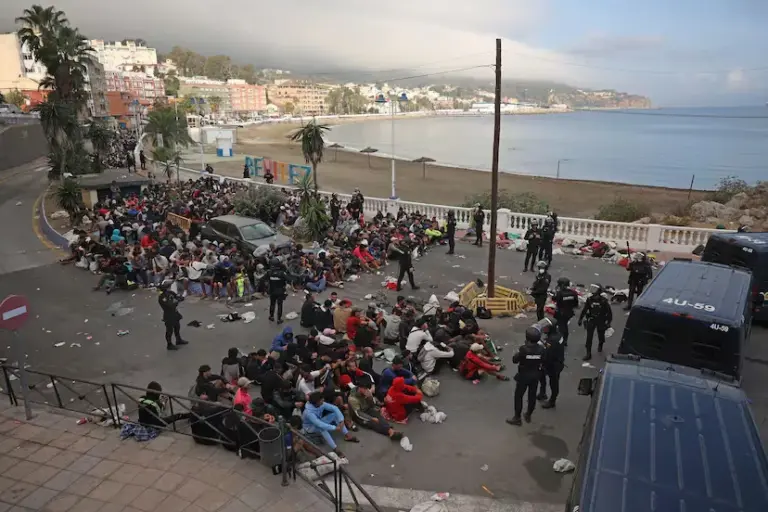 Tension and chaos in the transfer of migrants from Benítez beach to the port of Ceuta