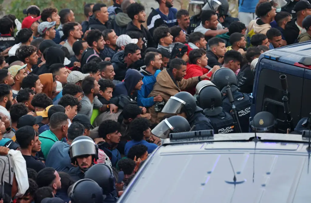 Dvd 1336 (18-09-26). Migrants from El Trampolín beach and Benítez beach wait to be transferred to the facilities of the port of Ceuta.