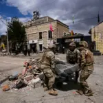 Bolivia searches for missing persons after the double explosion that caused at least seven deaths in a barracks