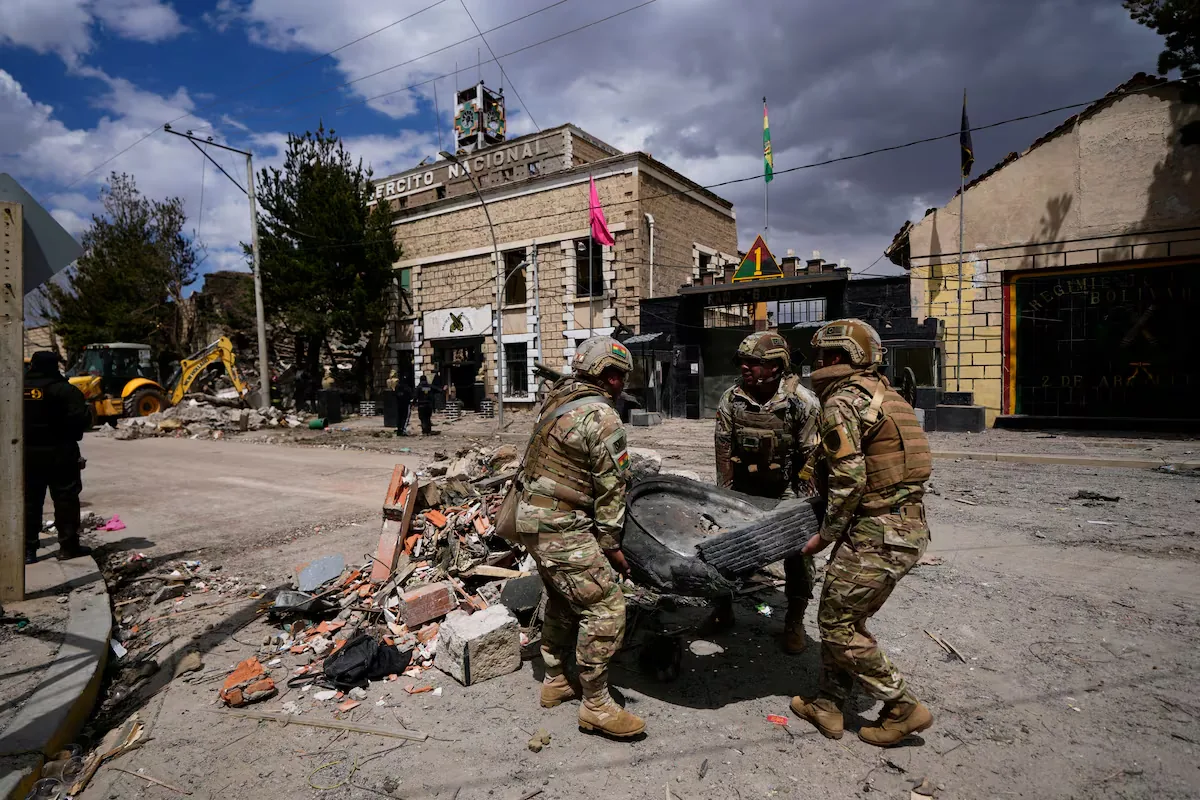 Bolivia searches for missing persons after the double explosion that caused at least seven deaths in a barracks