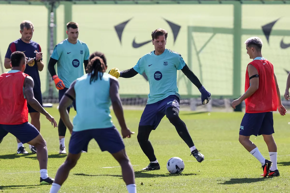 Flick se rinde ante el curioso encanto de Szczesny: “Conoce nuestra filosofía y cómo queremos jugar”