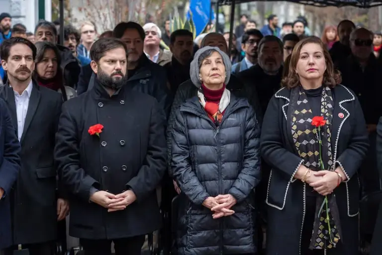 September 11: Boric defends at Allende's grave that official ceremonies are not needed "to remember history"