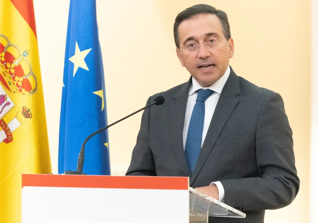 Albares explores the “Europeanization” of Ceuta and Melilla in a trip to Brussels